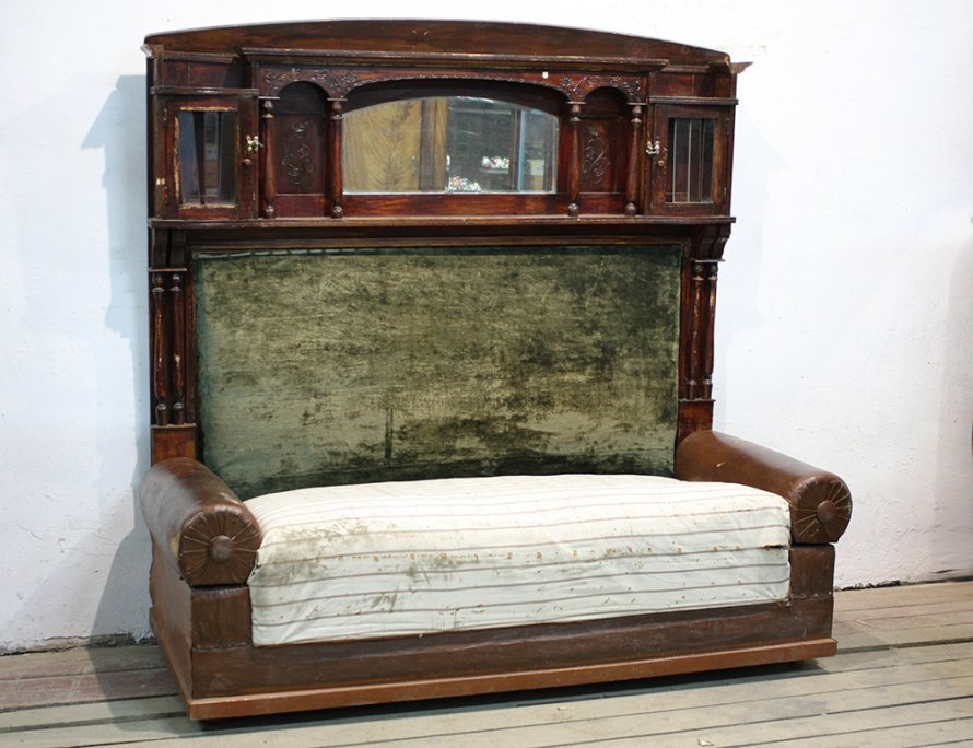 Старинный кабинетный диван с ящиками