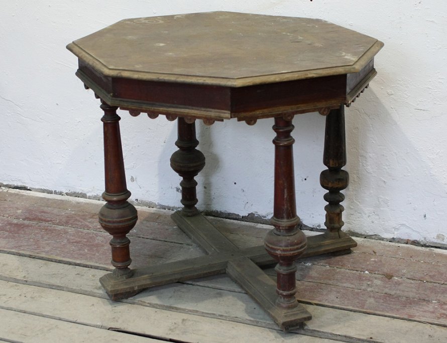 Старинный восьмигранный стол