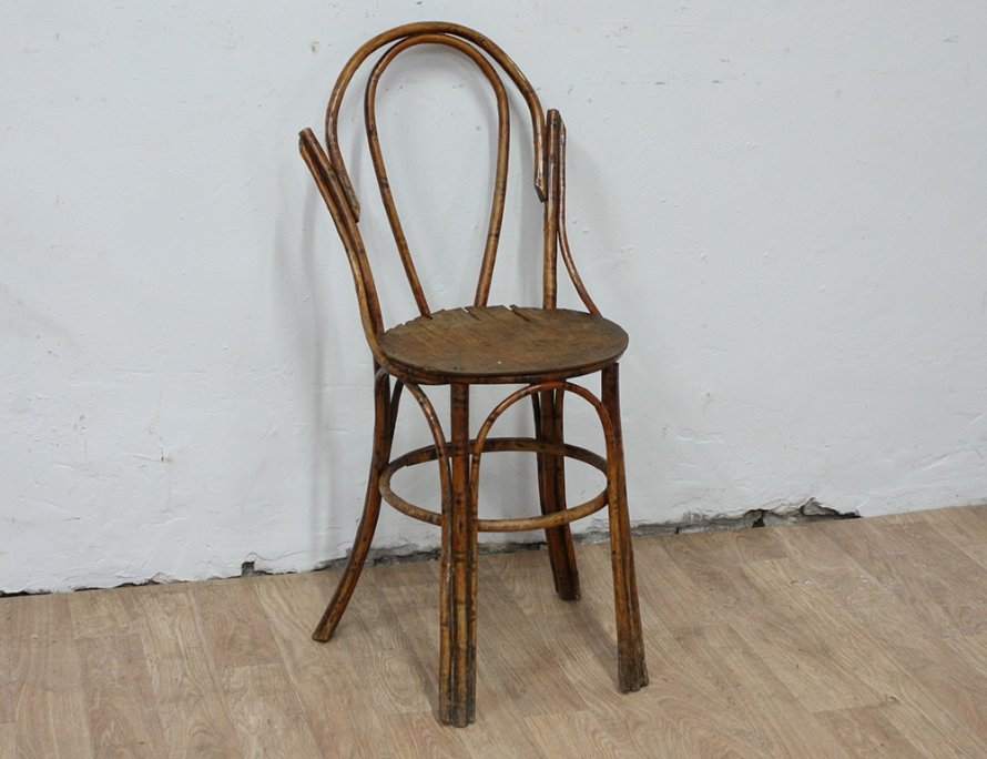 Старинный стул из бамбука