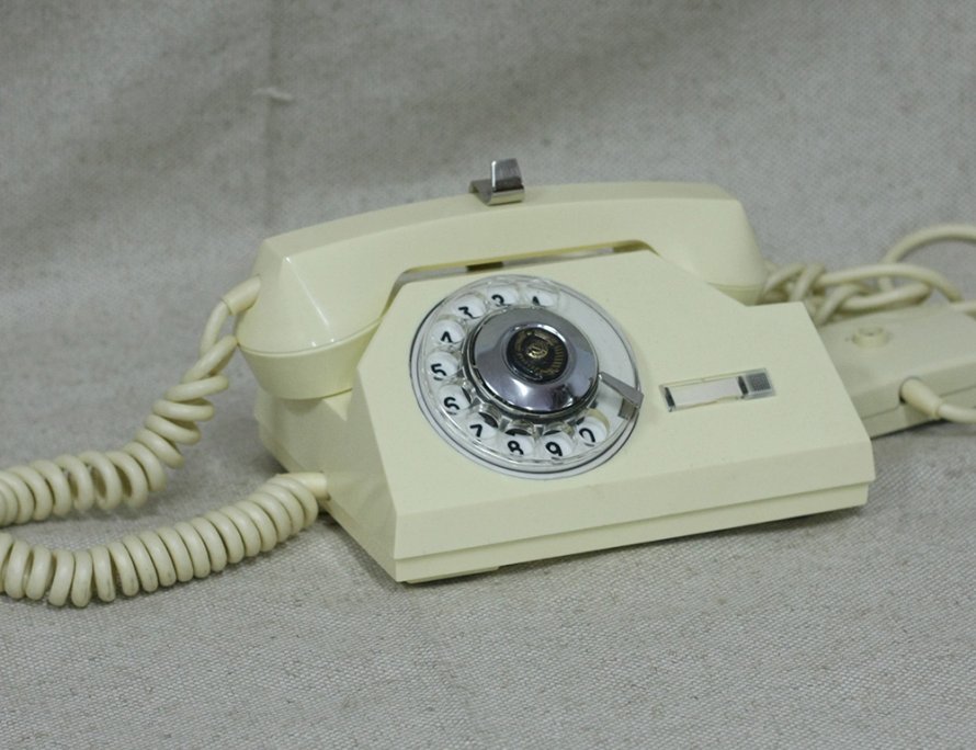 Старинный телефон с гербом СССР