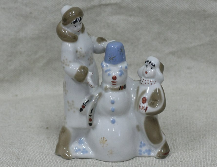 Мама и ребёнок лепят снеговика