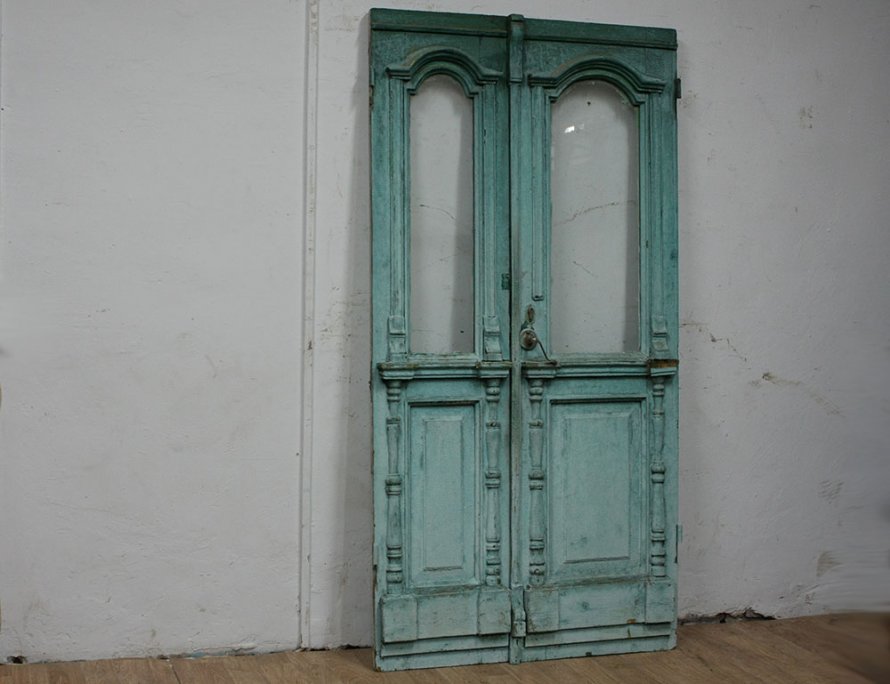 Старинная двустворчатая дверь