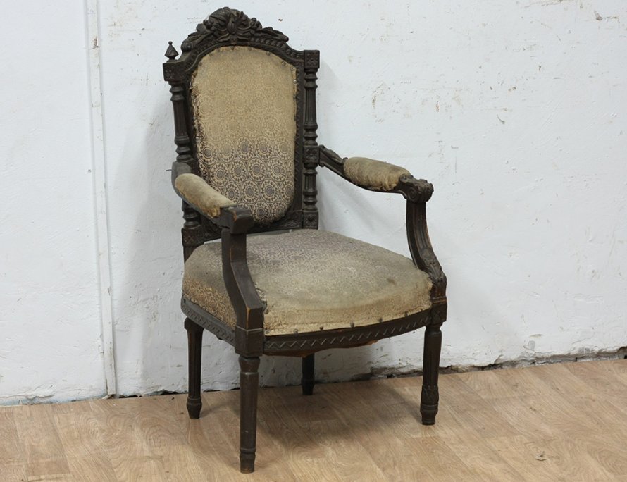 Старинное кресло