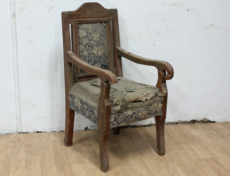 Старинное деревенское кресло
