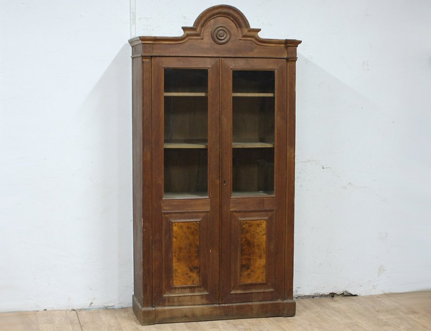 Старинный ореховый книжный шкаф