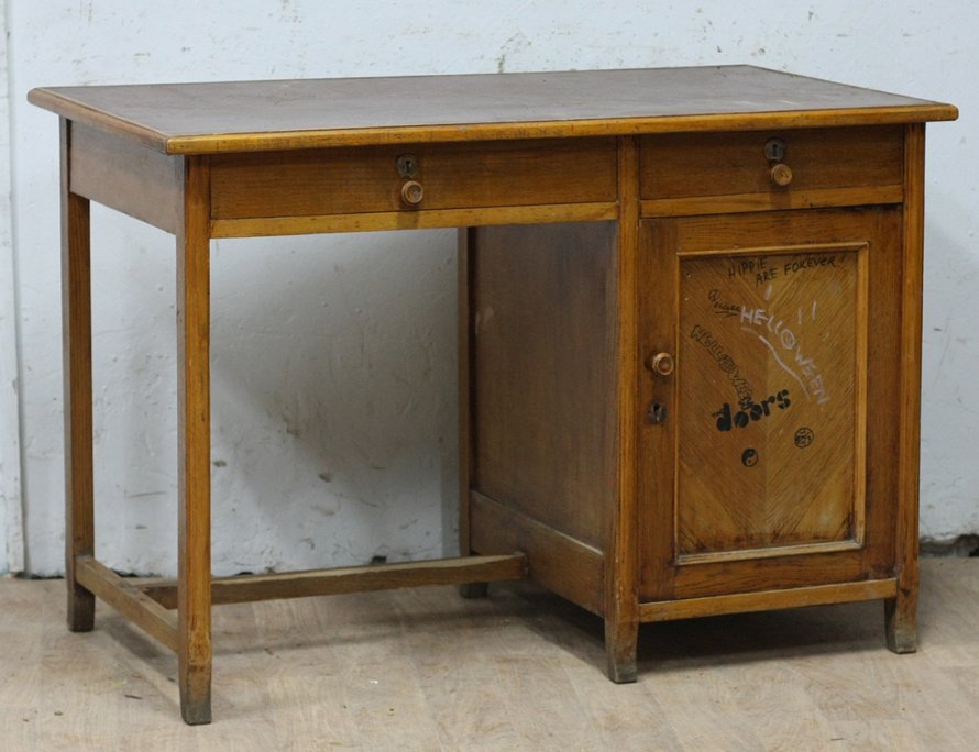 Старый письменный стол с ящиками