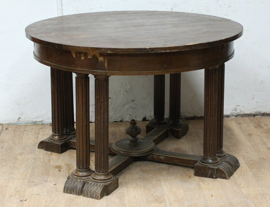 Старинный круглый обеденный стол
