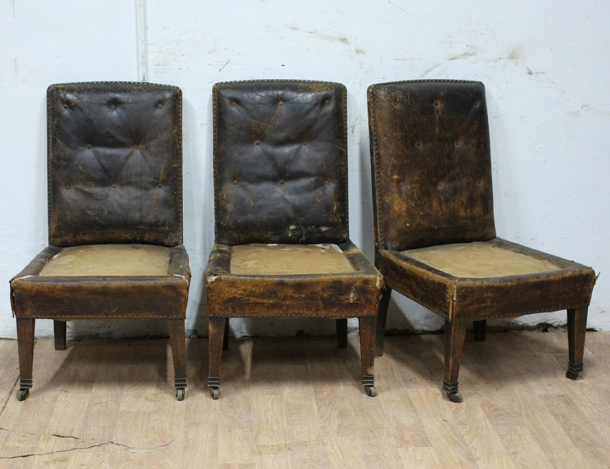 Старинные кожаные стулья