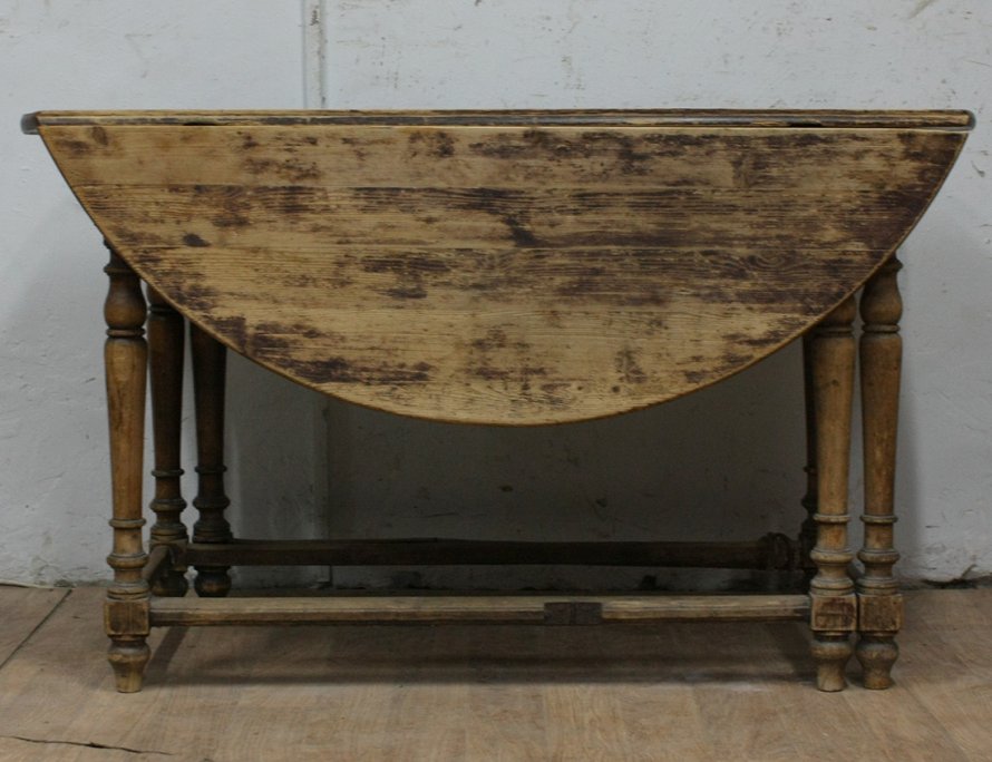 Старинные круглый обеденный стол
