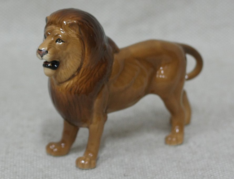 Фарфоровая статуэтка льва