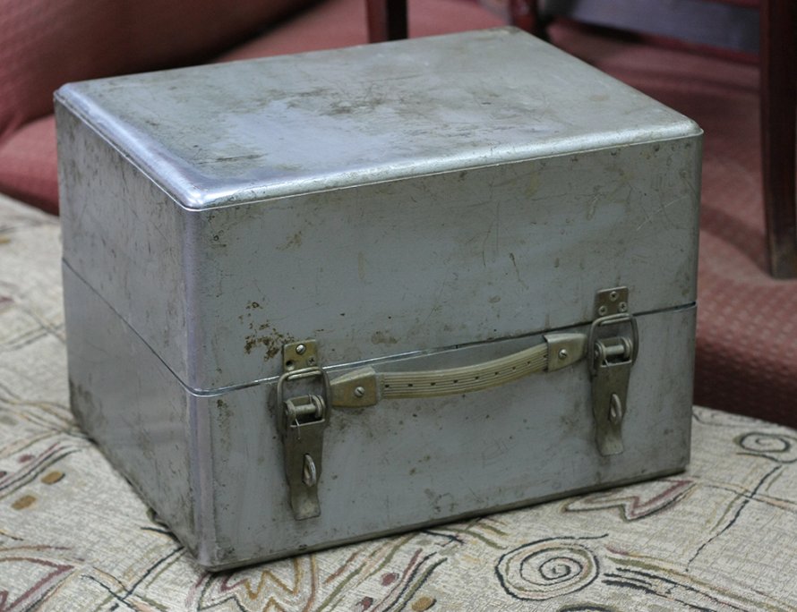 Старинный аллюминиевый ящик