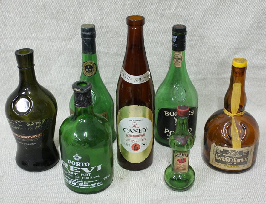 Винтажные бутылки из под алкоголя