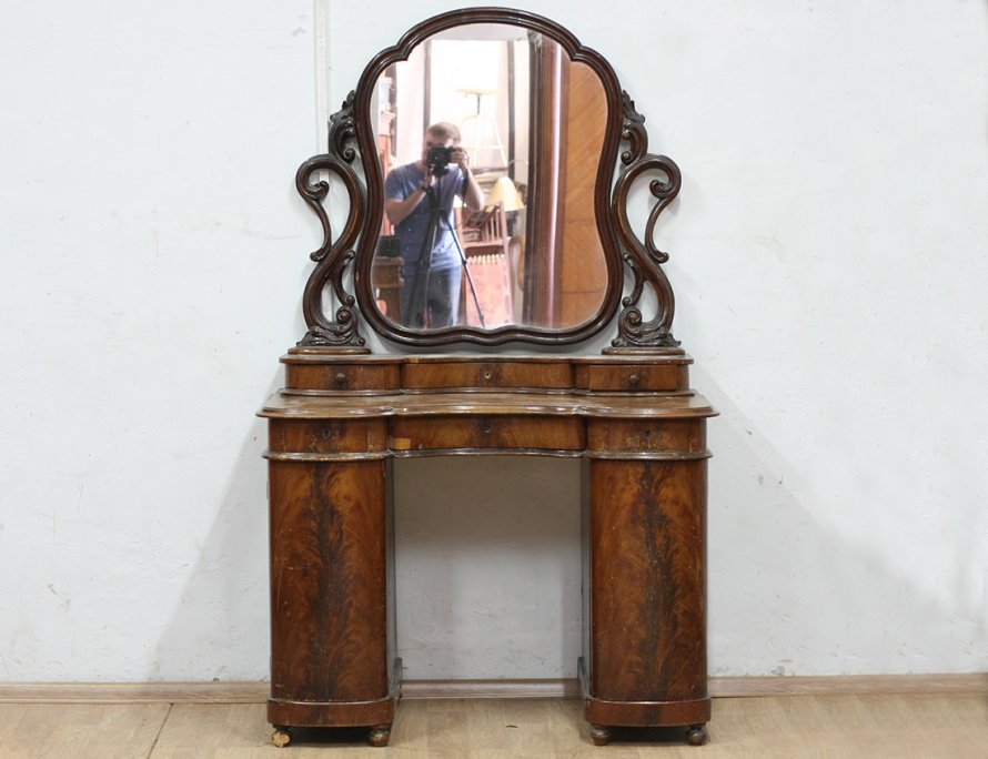 Ореховый дамский столик 19 века