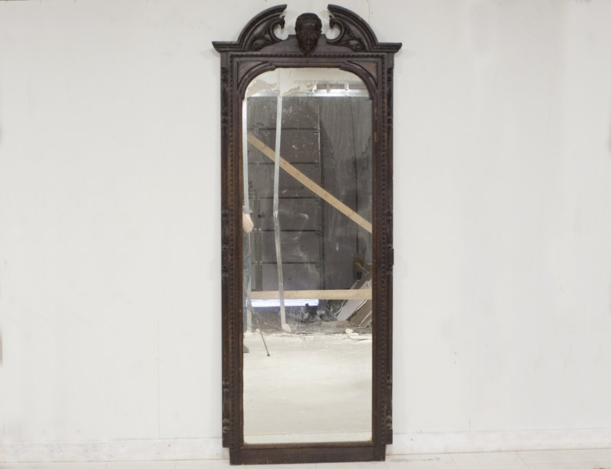 Старинное зеркало с головой человека
