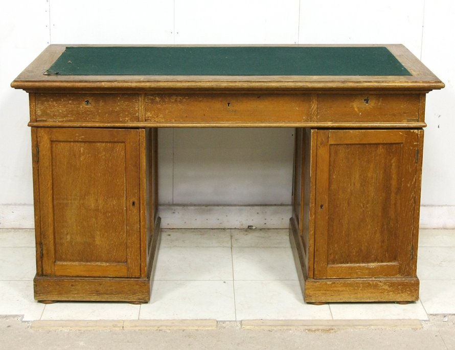 Старый письменный стол с ящиками