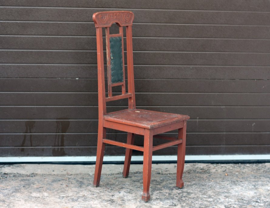 Старинный стул с высокой спинкой