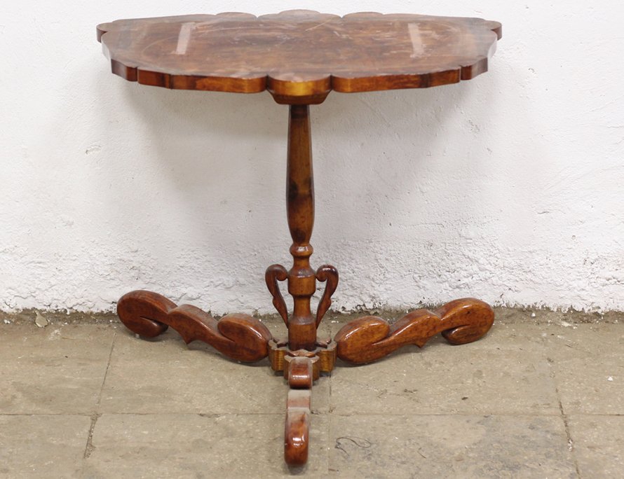Старинный консольный столик
