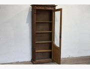 Старинный книжный шкаф