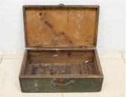 Старинный деревянный чемодан