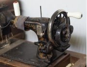 Старинная швейная машинка белоручка