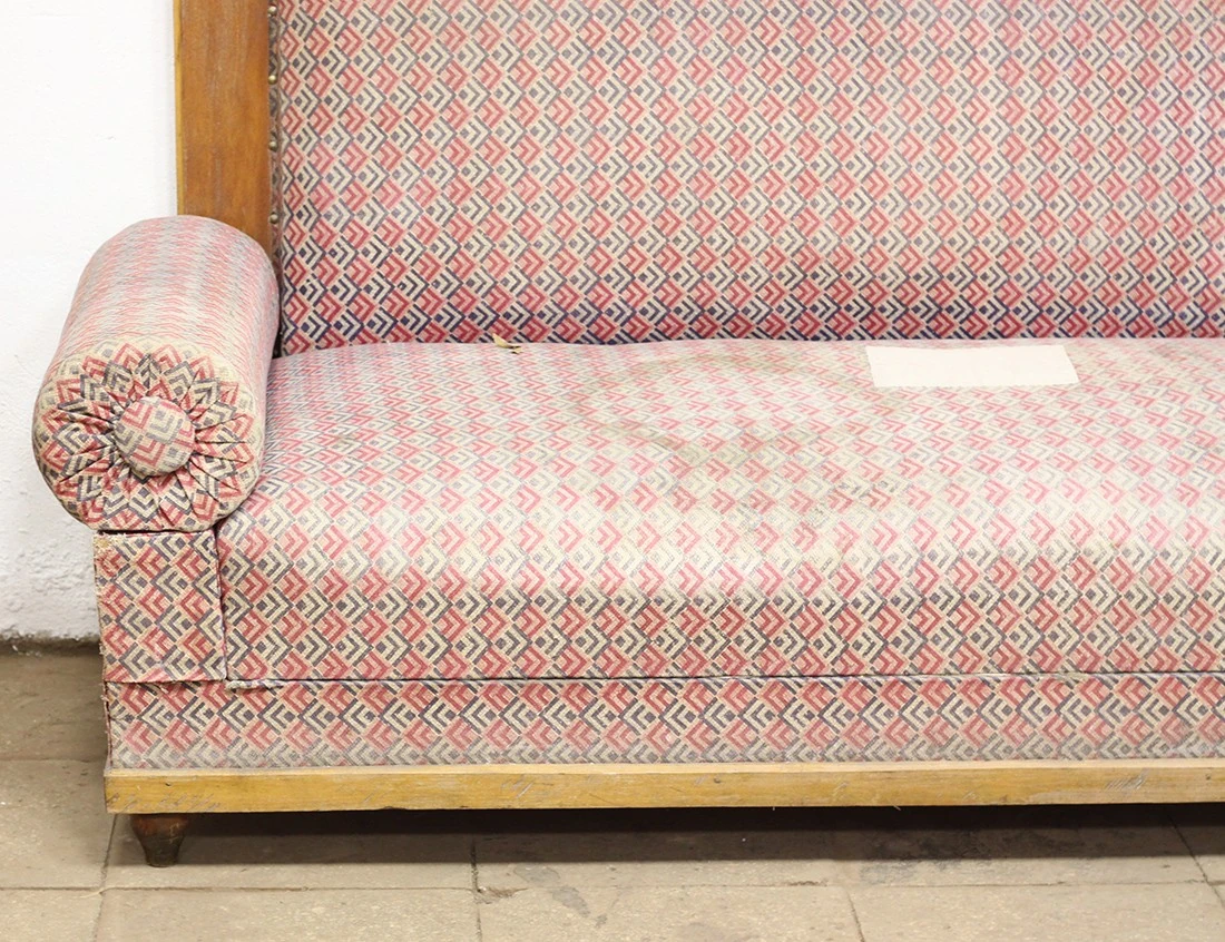 Реставрация кабинетного дивана с высокой спинкой