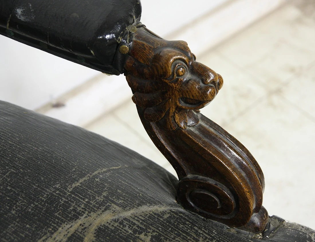 Реставрация антикварного кресла со львами