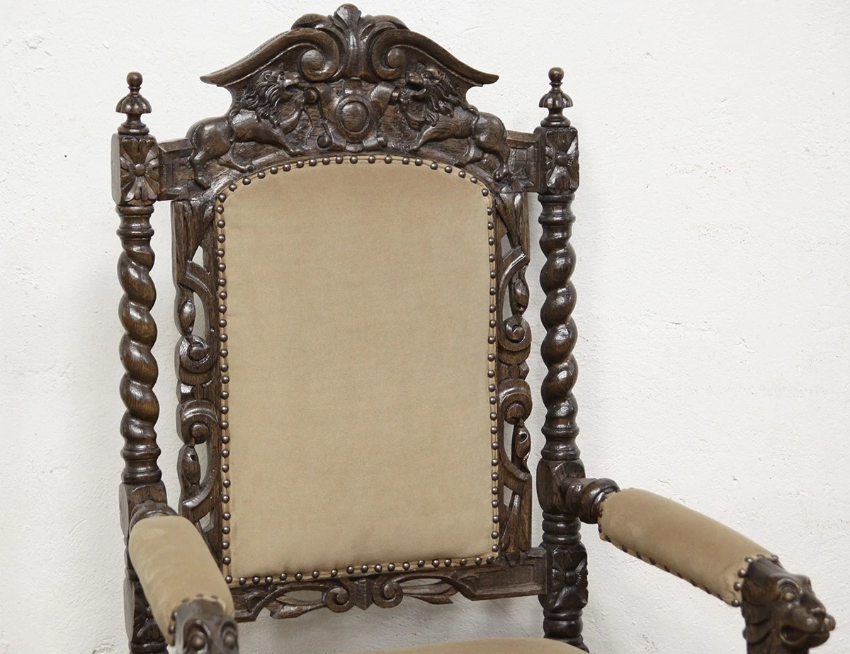 Реставрация антикварного кресла со львами