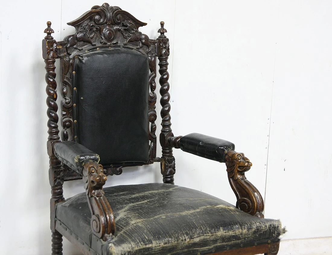 Реставрация антикварного кресла со львами