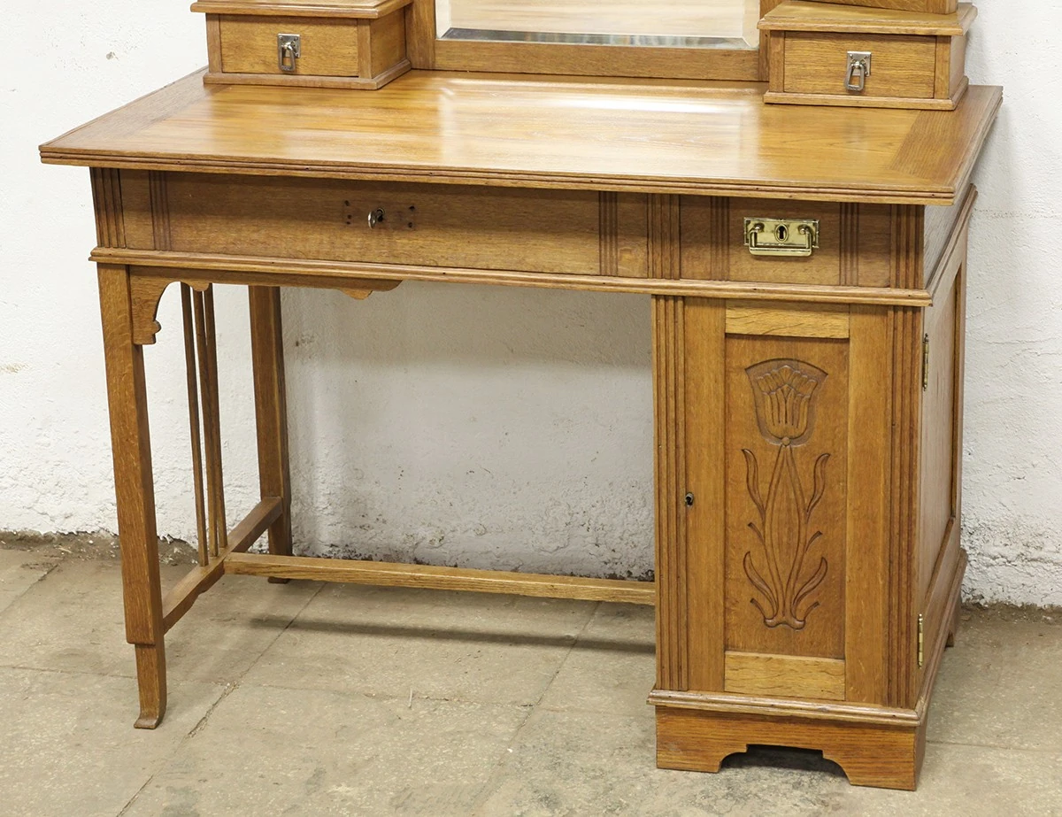 Реставрация дубового дамского столика модерн