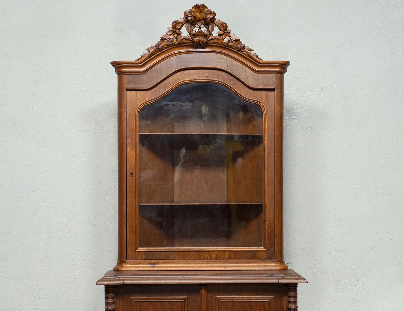 Реставрация антикварной угловой горки