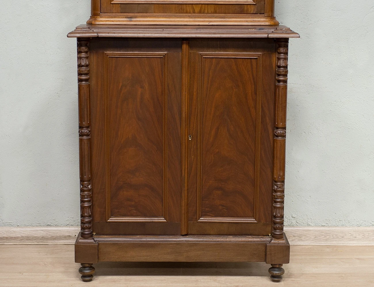 Реставрация антикварной угловой горки