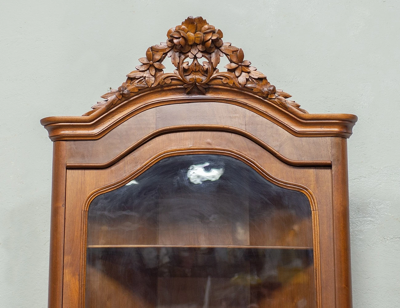 Реставрация антикварной угловой горки