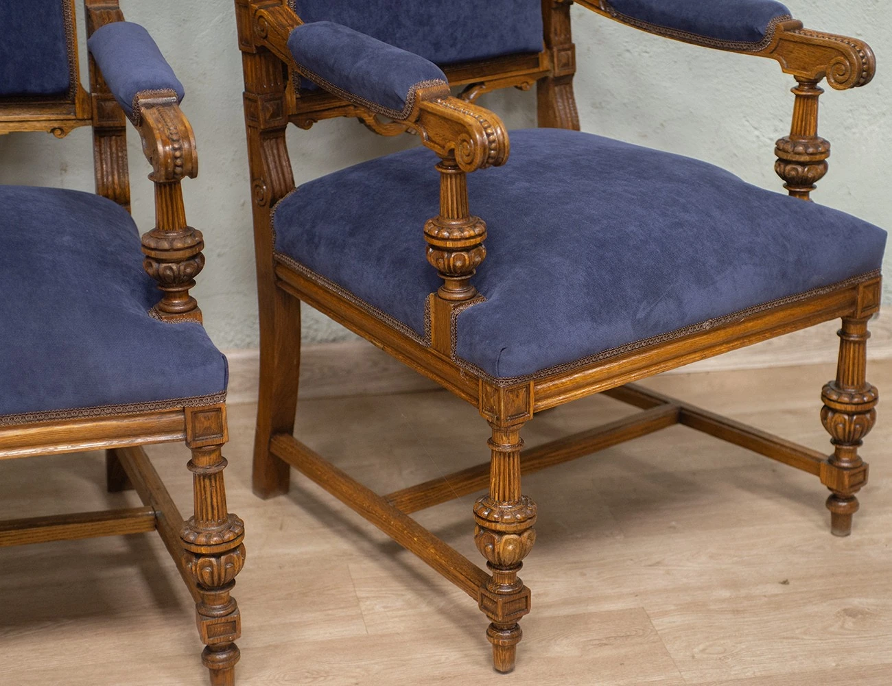 Реставрация пары дубовых кресел