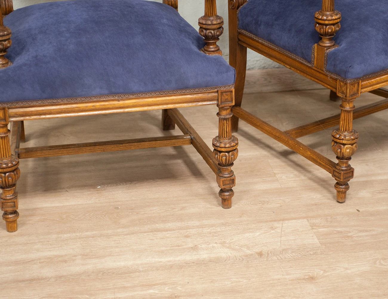 Реставрация пары дубовых кресел