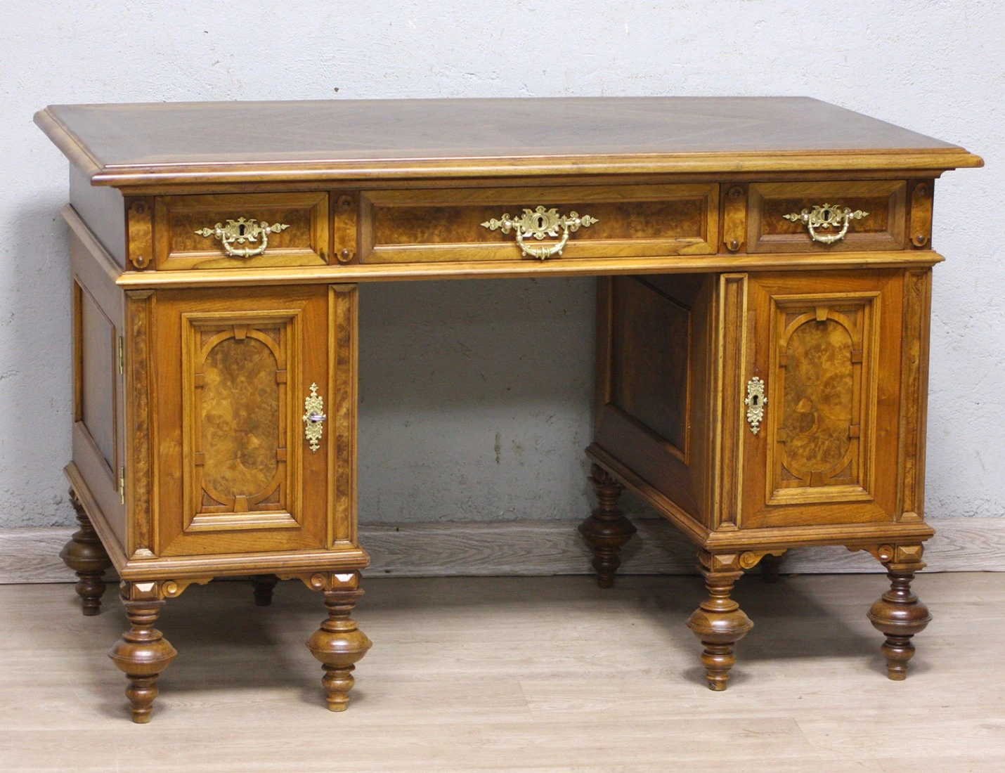 Реставрация антикварного письменного стола