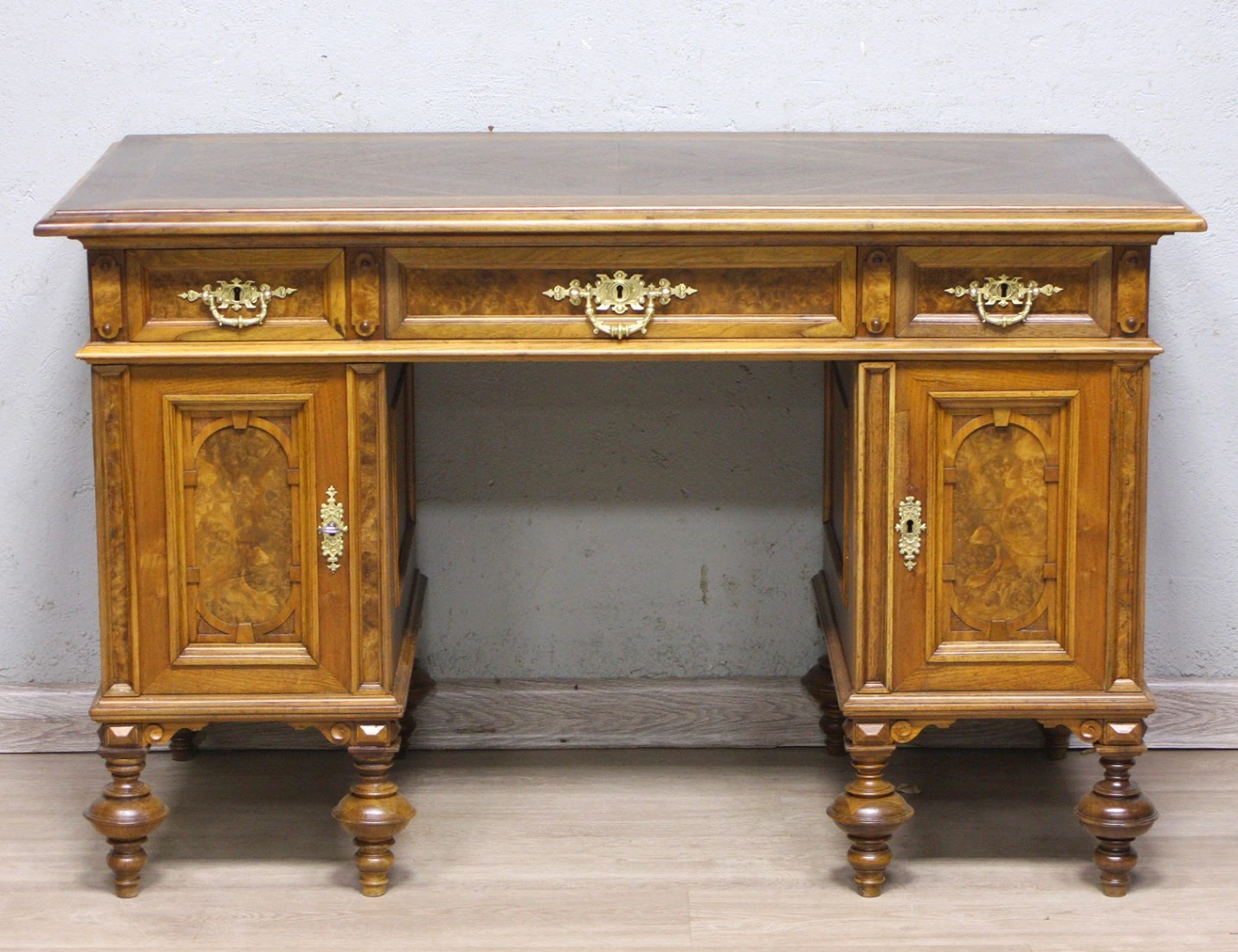 Реставрация антикварного письменного стола