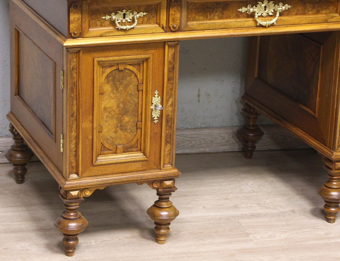 Реставрация антикварного письменного стола