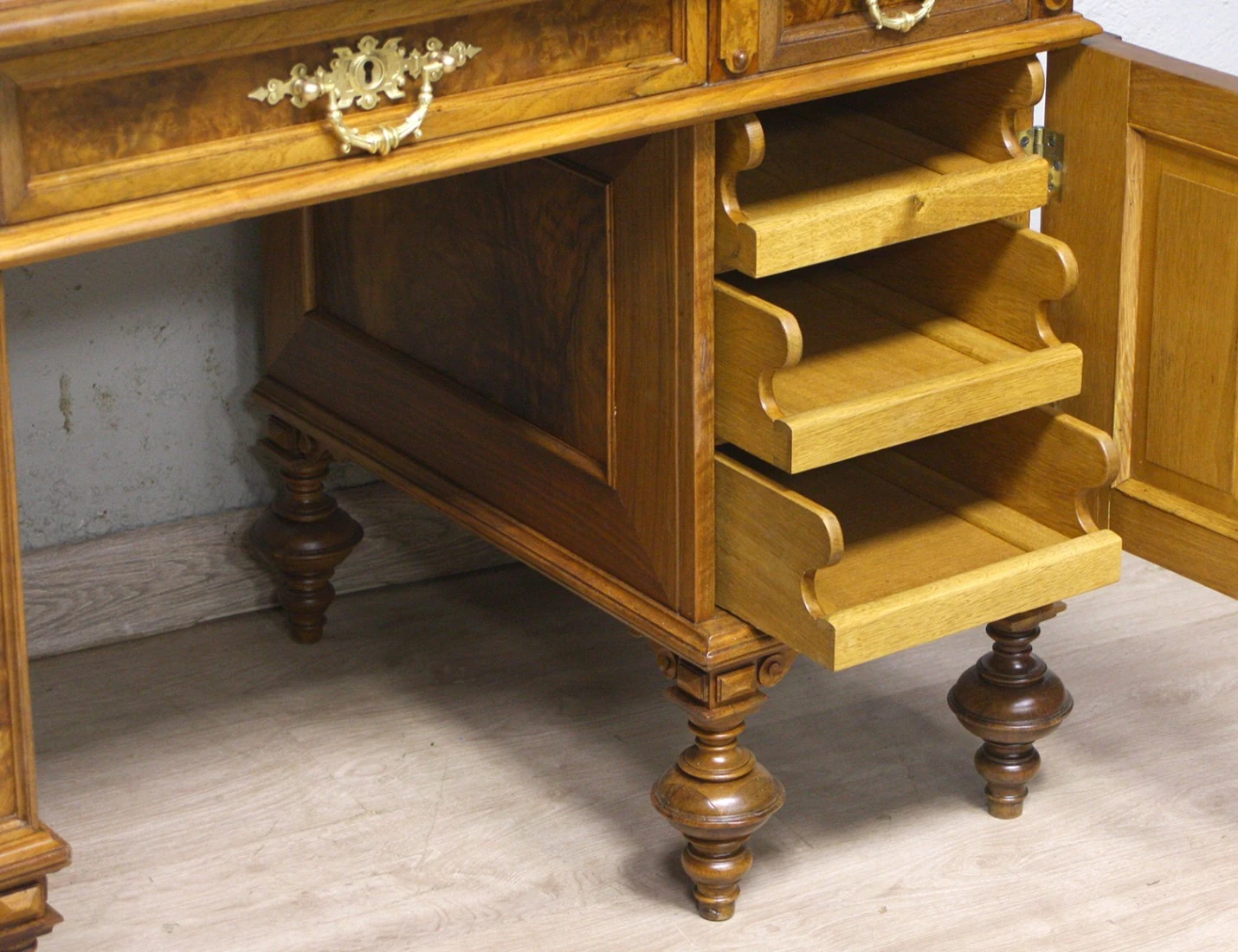 Реставрация антикварного письменного стола