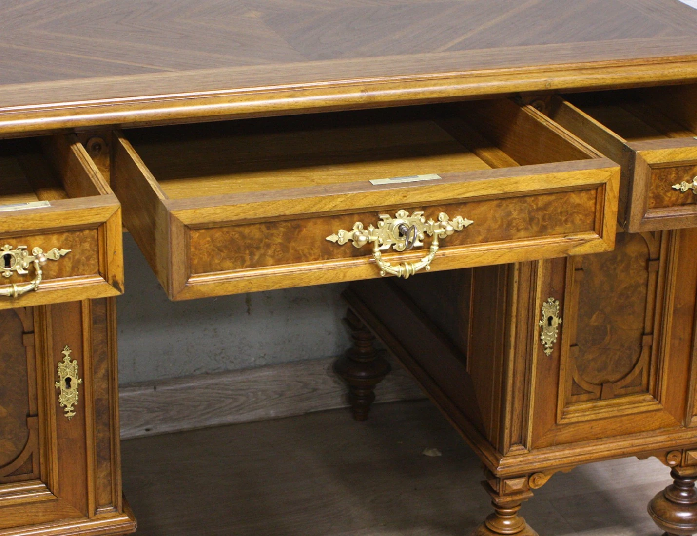 Реставрация антикварного письменного стола