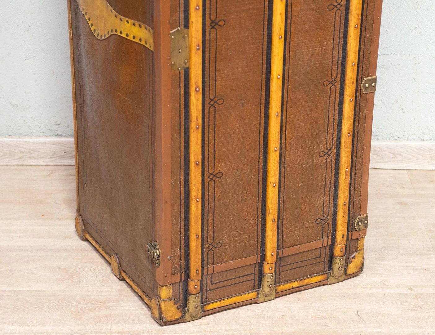 Реставрация кофра - винного шкафа