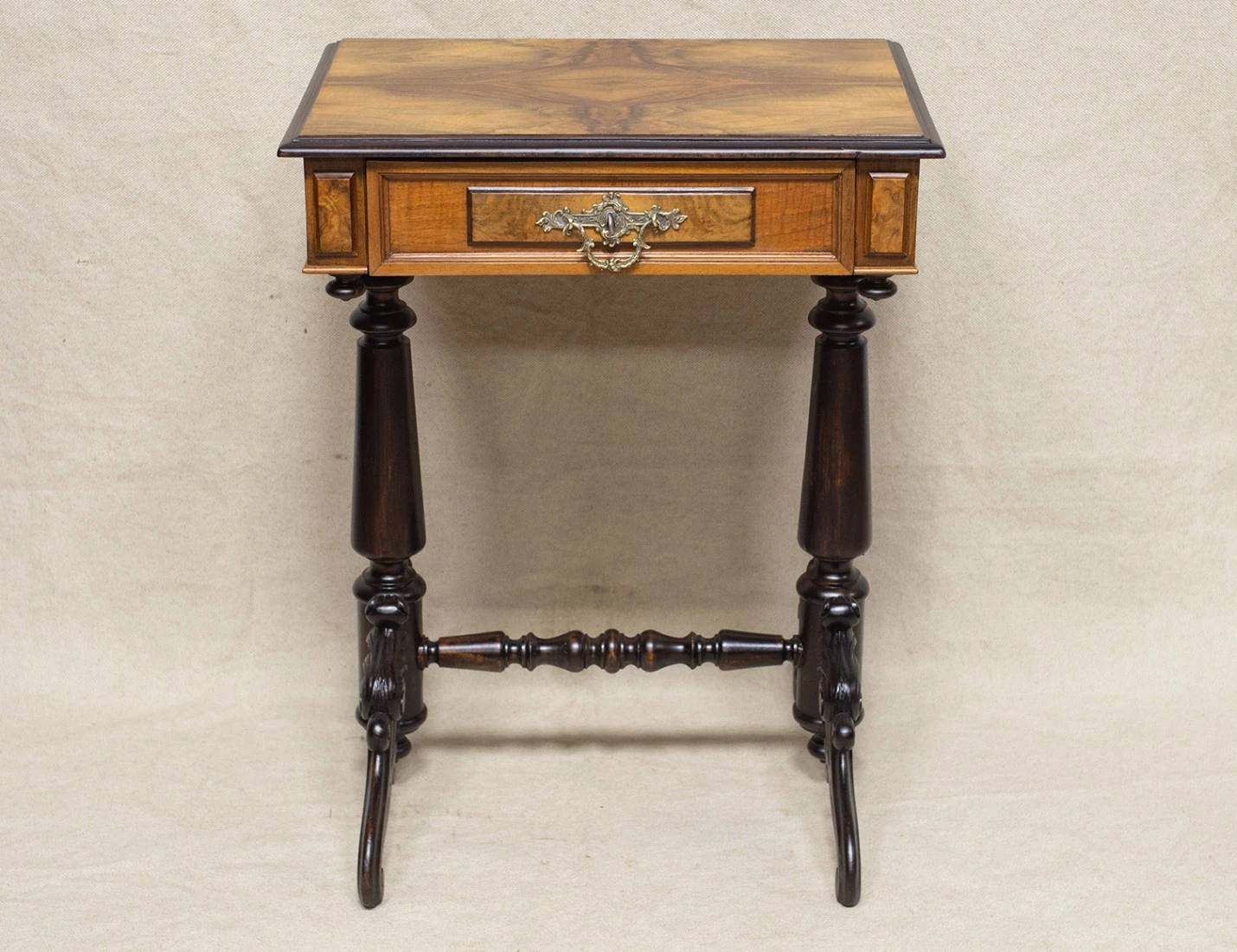 Реставрация антикварного столика для рукоделия