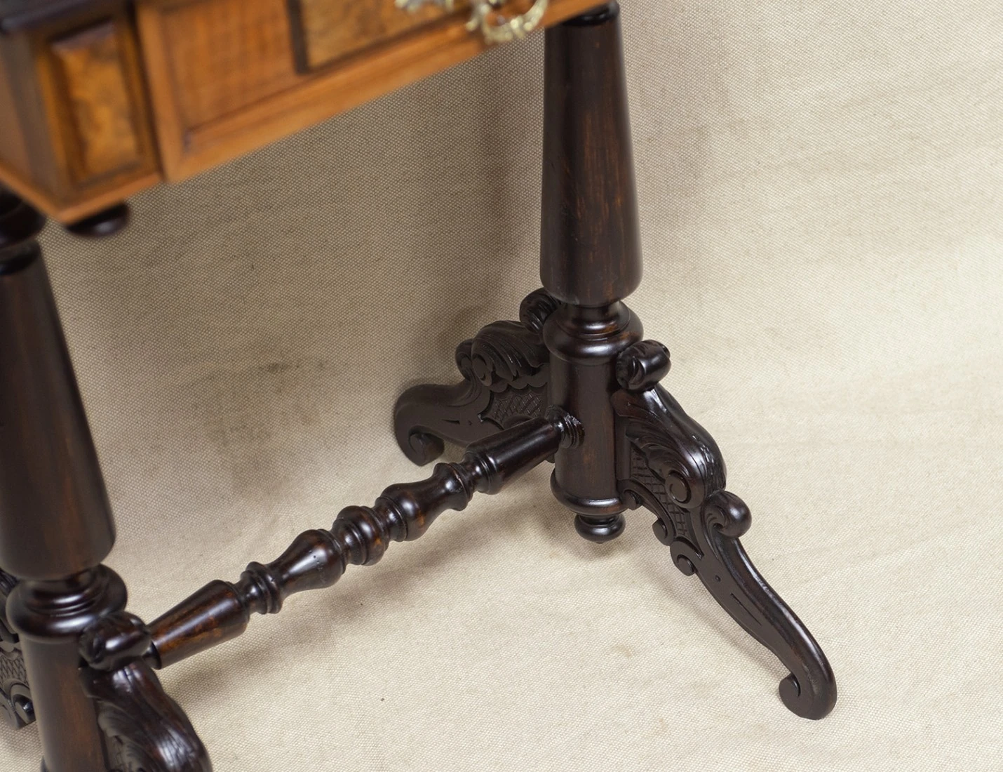 Реставрация антикварного столика для рукоделия