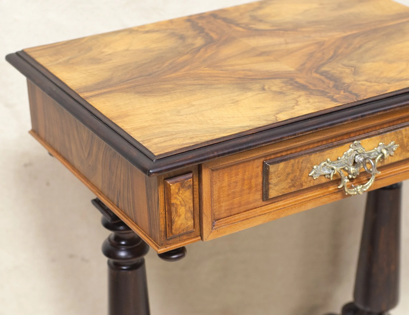 Реставрация антикварного столика для рукоделия