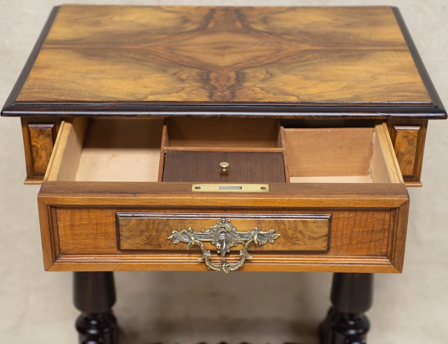 Реставрация антикварного столика для рукоделия