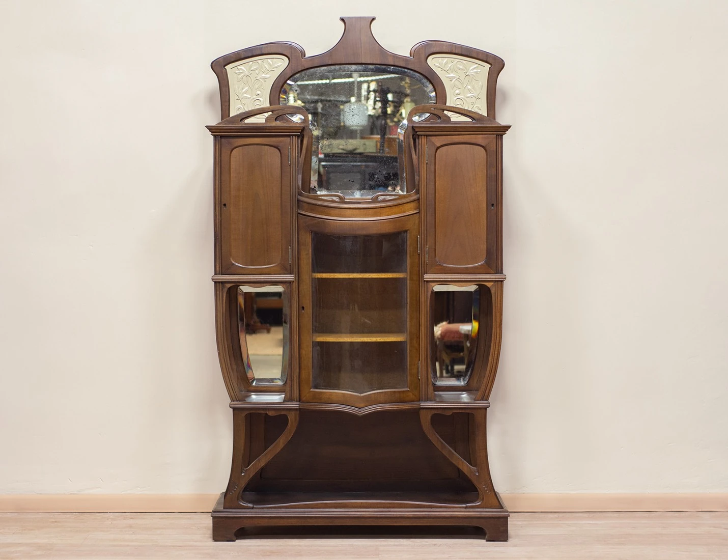 Реставрация антикварной витрины модерн