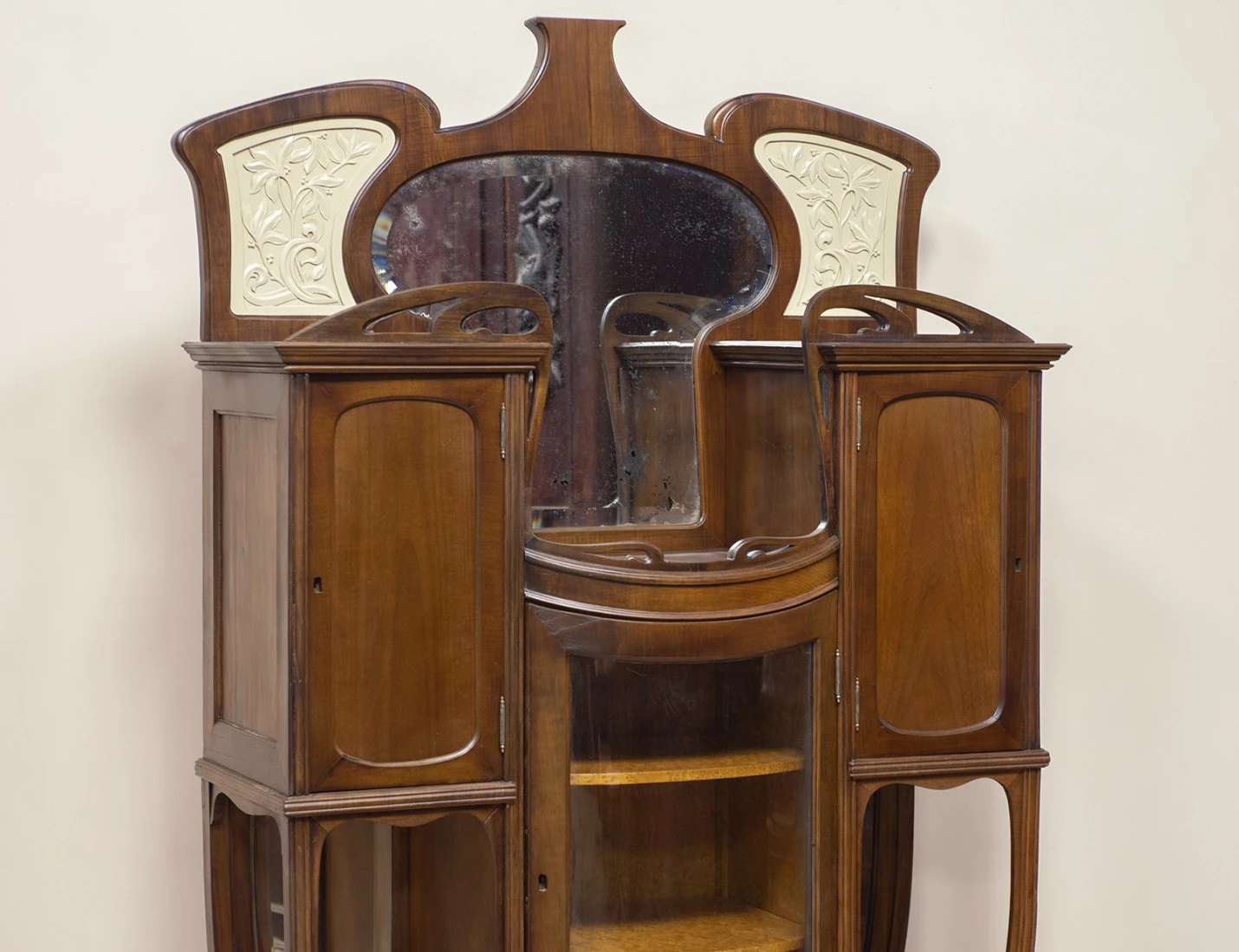 Реставрация антикварной витрины модерн