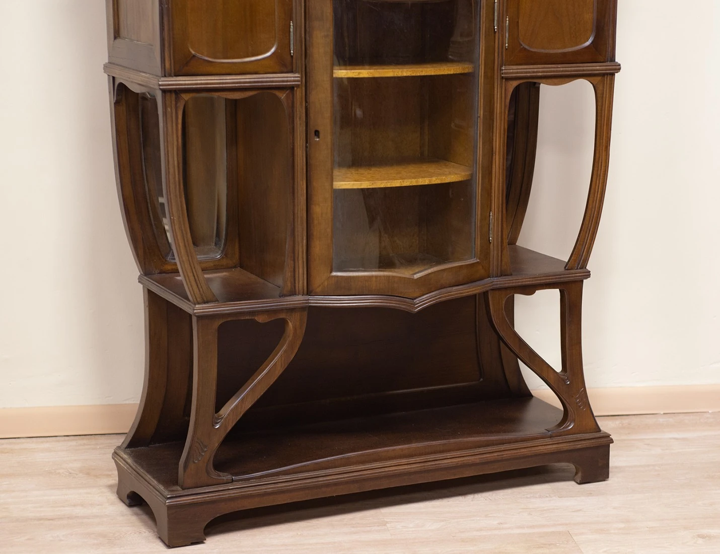 Реставрация антикварной витрины модерн