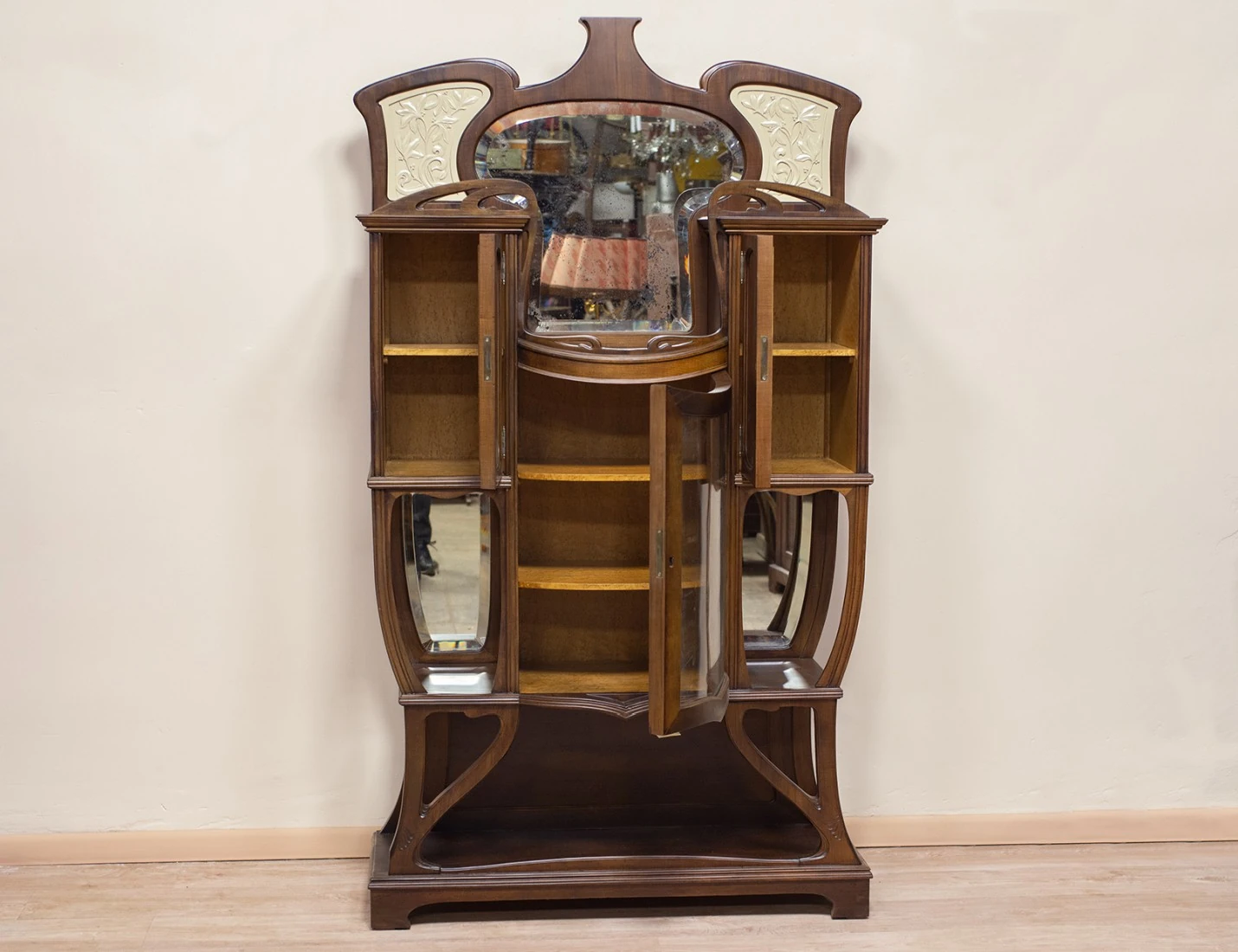 Реставрация антикварной витрины модерн