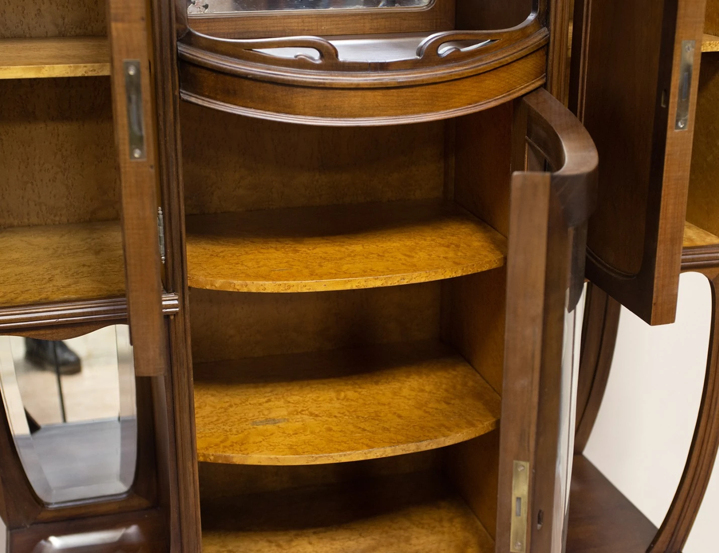 Реставрация антикварной витрины модерн