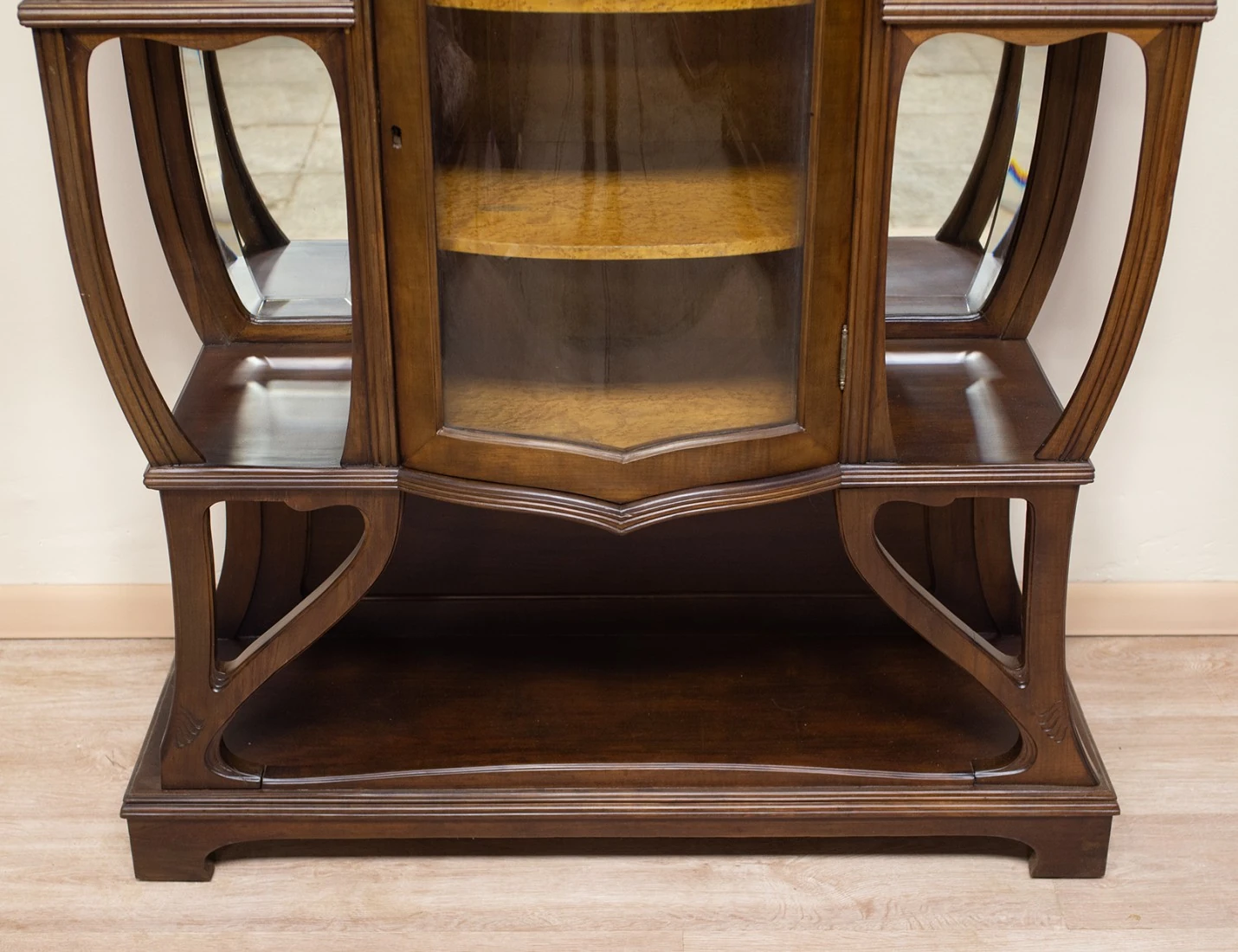 Реставрация антикварной витрины модерн